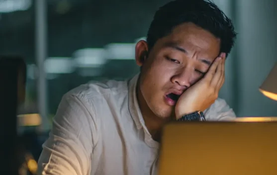 7 Cara Mengatasi Kantuk Saat Bekerja agar Tetap Produktif