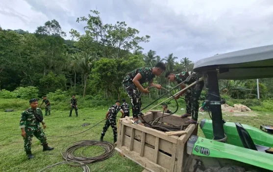 Babinsa dan Warga Gotong Royong Bangun Jembatan Garuda di Tinombo
