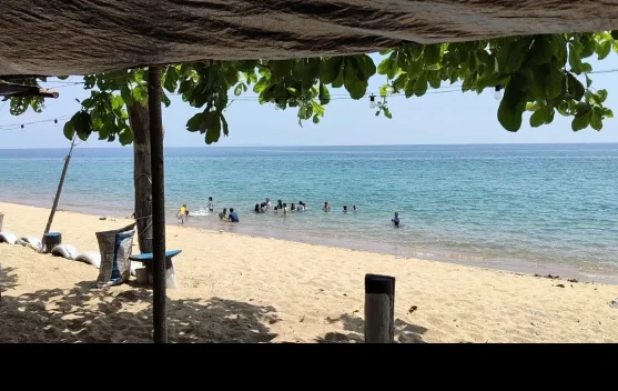 Pantai Lalos Jadi Pilihan Warga Nikmati Libur Bersama Keluarga