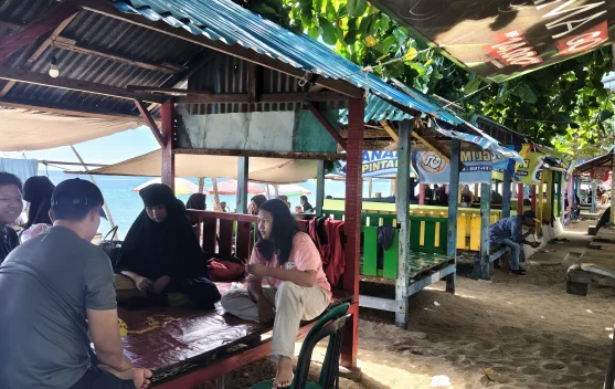 Pantai Lalos Jadi Pilihan Warga Nikmati Libur Bersama Keluarga