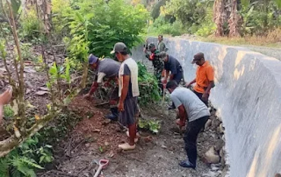 Semangat Gotong Royong Warnai Pembersihan Saluran Air di Kinapasan