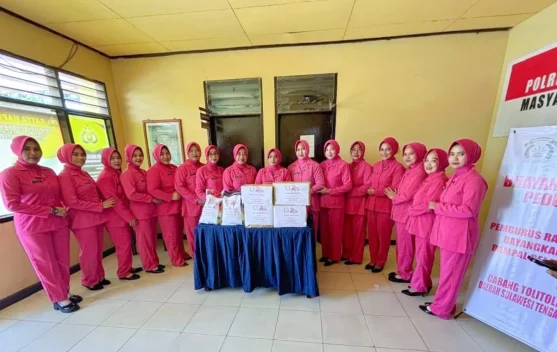 Bhayangkari Dampal Selatan Salurkan Sembako untuk Warga Kurang Mampu