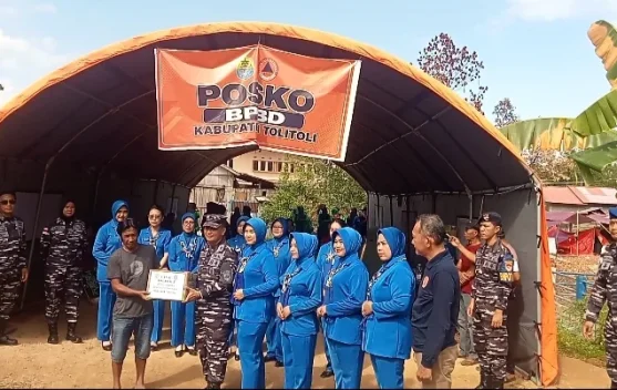 Lanal Tolitoli Salurkan Bantuan untuk Korban Kebakaran Sidoarjo