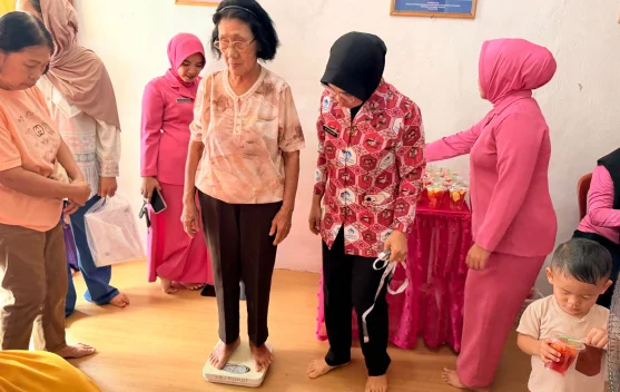 Posyandu Bhayangkari Layani Pemeriksaan Gratis bagi Lansia