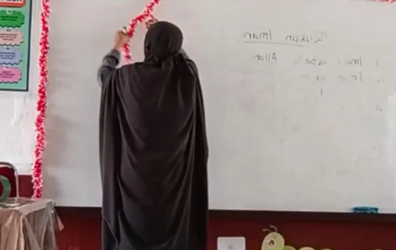 Semarak HUT RI, SDN 10 Tolitoli Hiasi Kelas dengan Merah Putih