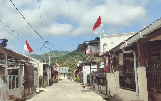 Warga Griya Nalu Semarakkan HUT ke-81 RI dengan Bendera