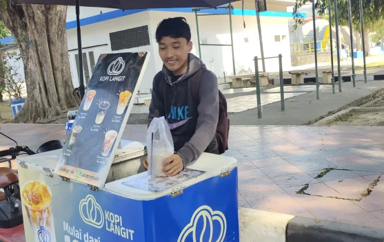 Lulus Sekolah, Arif Pilih Jualan Kopi Bantu Keluarga