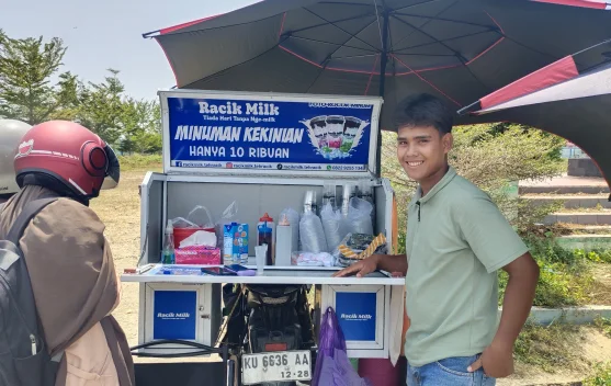 Remaja Tolitoli Pilih Berjualan Minuman untuk Bantu Keluarga