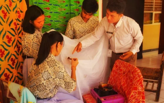 Hari Batik Nasional, SMAN 1 Tolitoli Kenalkan Praktik Membatik