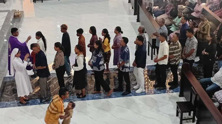 Umat Katolik Padati Gereja pada Misa Rabu Abu