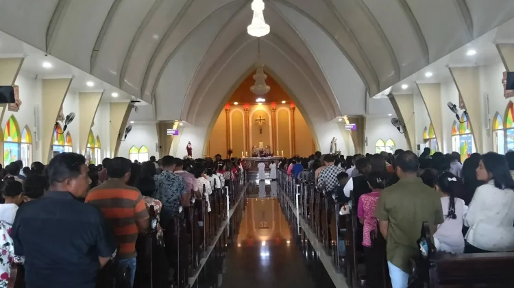 Pastor Neles Jamlean Msc Ajak Umat Katedral Langgur Maknai Pertobatan.