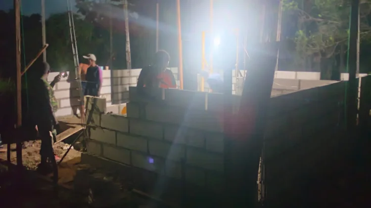 Satgas TMMD Ke-127 Kodim 1503/Tual Lembur Pemasangan Bata Ringan RTLH Dikebut