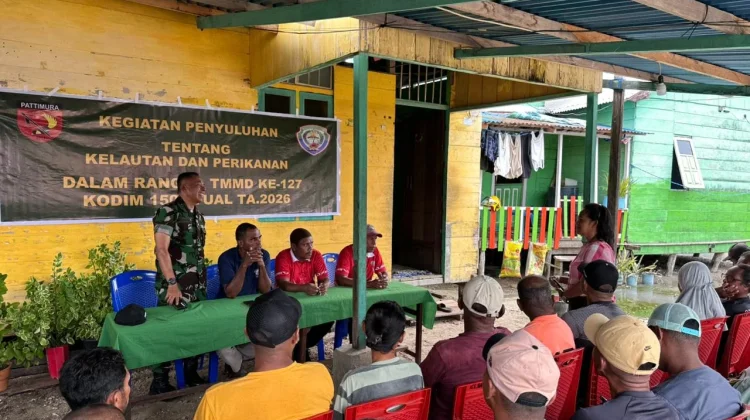 Peduli Laut Aru, Satgas TMMD Ke-127 Gelar Penyuluhan dan Aksi Bersih Pantai