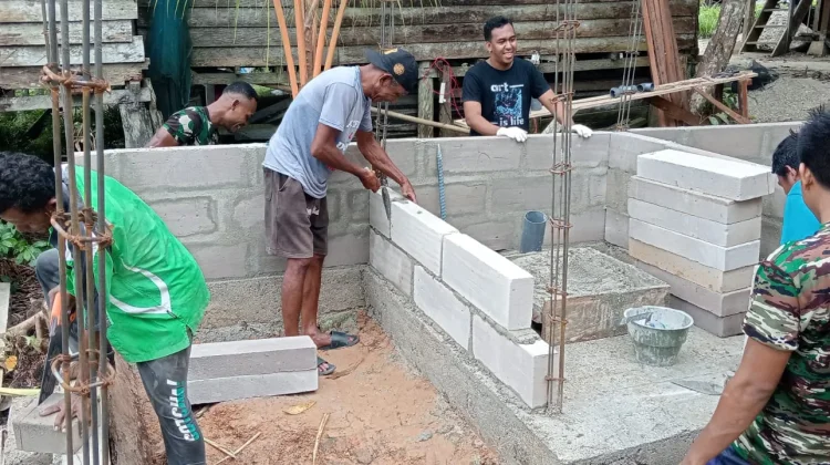 Gotong Royong Satgas TMMD Ke-127 Kodim 1503/Tuan dan Warga, RTLH di Siwalima
