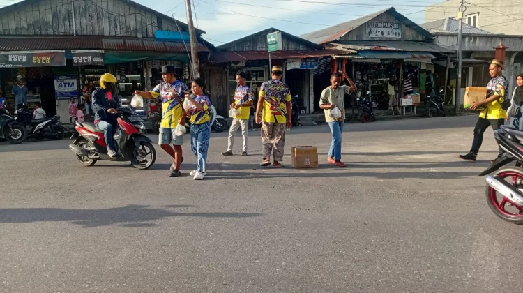 Seiherte Bagikan 400 bungkus Takjil Kepada Warga Dobo