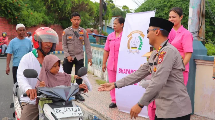 Kapolres Tual dan Ketua Bhayangkari Bagikan Takjil dan Sembako Kepada Warga