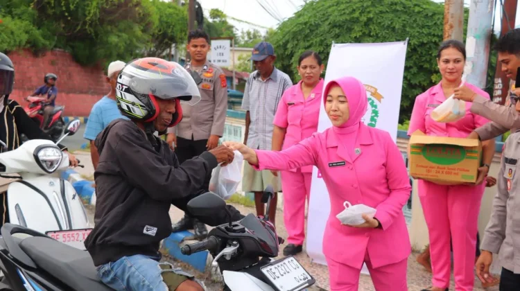 Kapolres Tual dan Ketua Bhayangkari Bagikan Takjil dan Sembako Kepada Warga