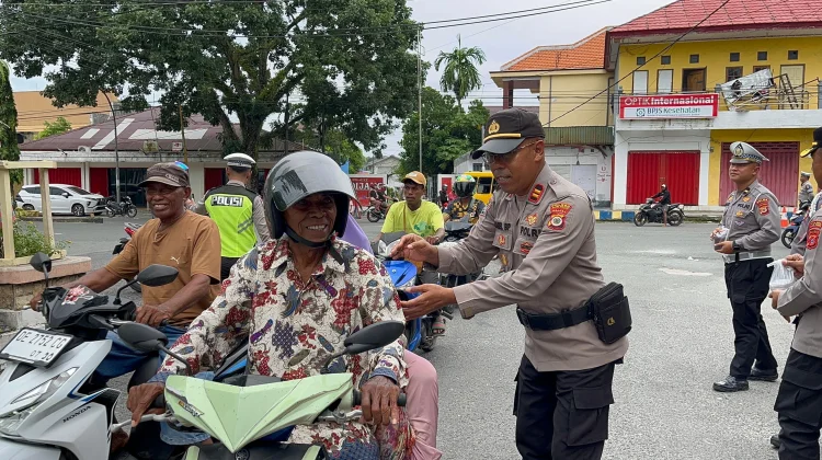 Polres Malra Bagi Takjil ke Warga, Gandeng Bhayangkari