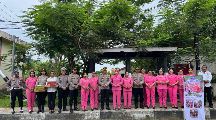 Polres Malra Bagi Takjil ke Warga, Gandeng Bhayangkari