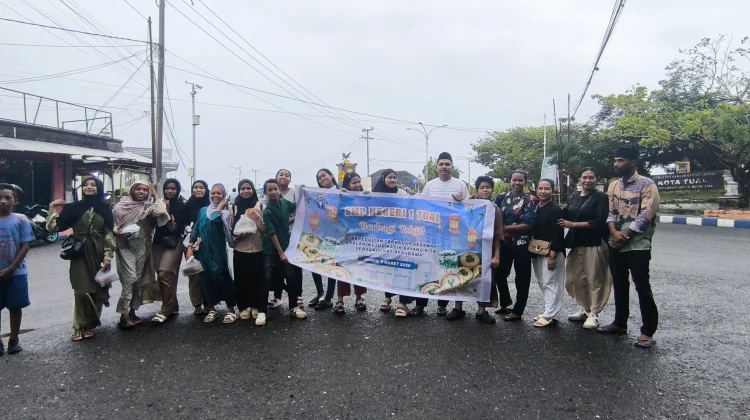 200 Paket Takjil dari SMP N 1 Kota Tual untuk Pengguna Jalan