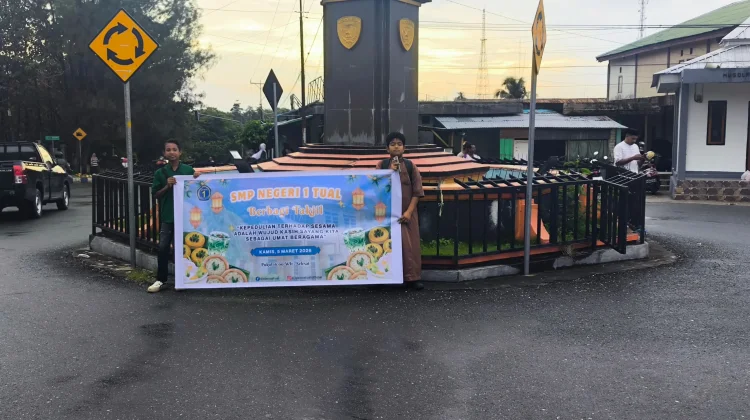 200 Paket Takjil dari SMP N 1 Kota Tual untuk Pengguna Jalan