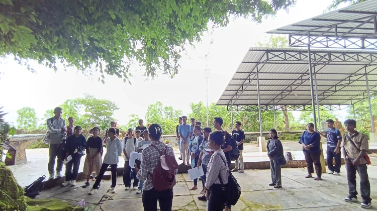 Siswa Katolik SMAN 5 Tual Kunjungi Bukit Masbait