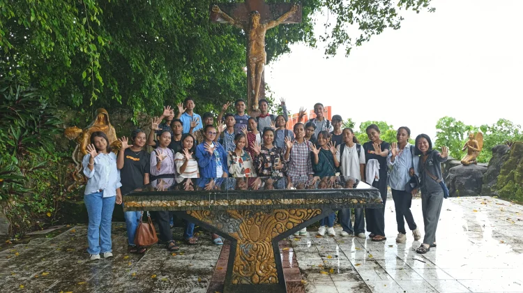 Siswa Katolik SMAN 5 Tual Kunjungi Bukit Masbait