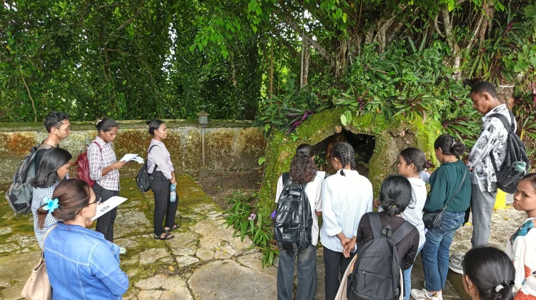 Siswa Katolik SMAN 5 Tual Kunjungi Bukit Masbait