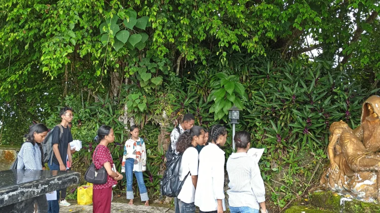 Siswa Katolik SMAN 5 Tual Kunjungi Bukit Masbait