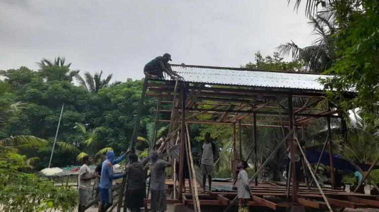 Satgas TMMD dan Warga di Aru Selatan Timur, Bangun RTLH hingga Buka Puasa Bersama