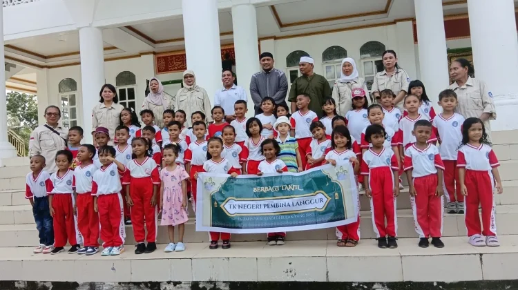 Tumbuhkan Jiwa Berbagi, TK Negeri Pembina Langgur Bagikan Takjil di Tiga Masjid.