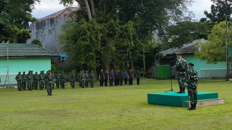 Dandim 1503/Tual Serahkan Bingkisan Lebaran kepada Anggota usaI Upacara 17-an