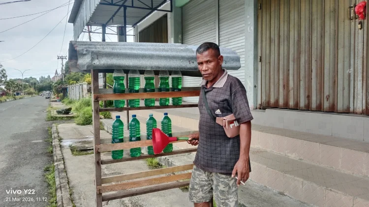 Larisnya Penjualan Bensin Eceran dipinggiran Trotoar