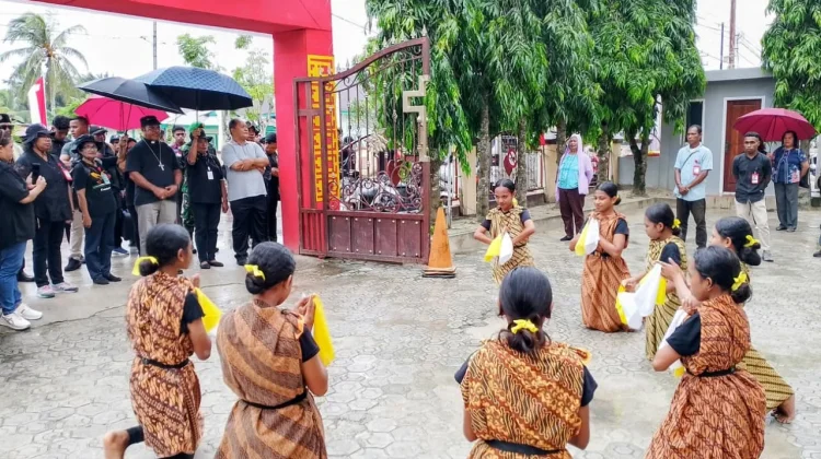 Uskup Diosis Amboina Kunjungi Dobo, Disambut Hangat Umat Katolik