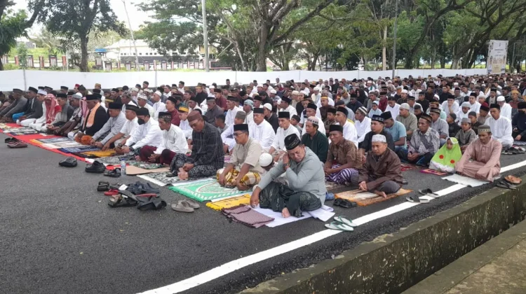 Sholat Idul Fitri 1447 H di Dobo Berlangsung Khidmat meski Cuaca Kurang Bersahabat