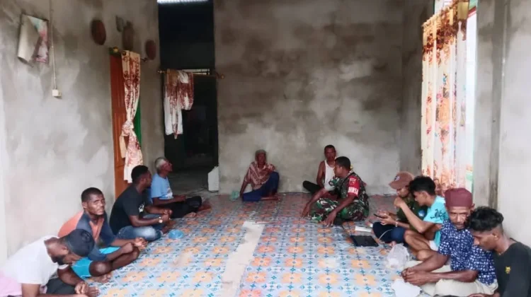 Babinsa Koramil 1503-03/Dobo dan Aparat Desa Fonum Bersatu Jaga Lingkungan