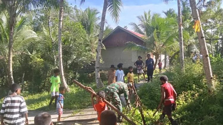 Babinsa Koramil 1503-03/Dobo bersama Warga Karya Bakti Membersihkan Desa