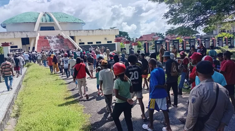 Penambang Pasir Dusun Marbali Unjuk Rasa di Gedung DPRD Aru