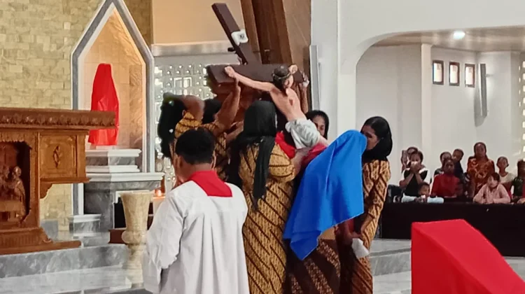 Perayaan  Ekaristi Jumat Kudus  Agung Berlangsung Hikmat di Dobo