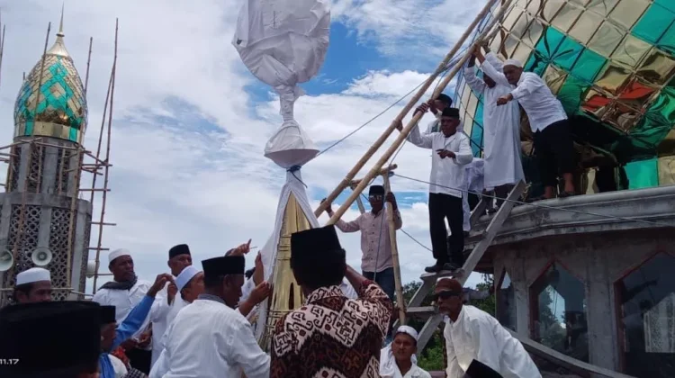 Amankan Prosesi Pemasangan Tiang Alif, Polsek Tayando Tam Hadir di tengah Masyarak