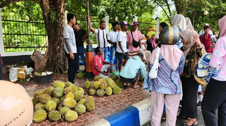 Durian Banjiri Pinggir Jalan Kota Tual