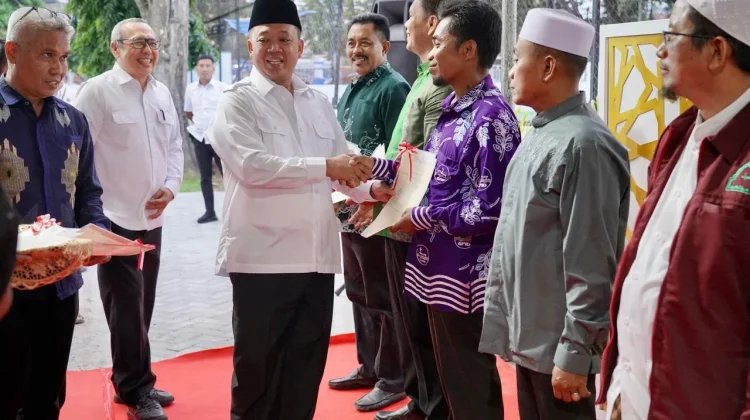 Menteri ATR/BPN Serahkan 33 Sertipikat Tanah Rumah Ibadah di Sulteng