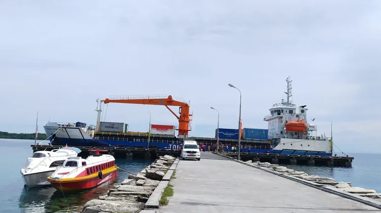 Kapal Tol Laut Tiba di Pelabuhan Elat, Disperindag Malra Pantau Barang Masuk
