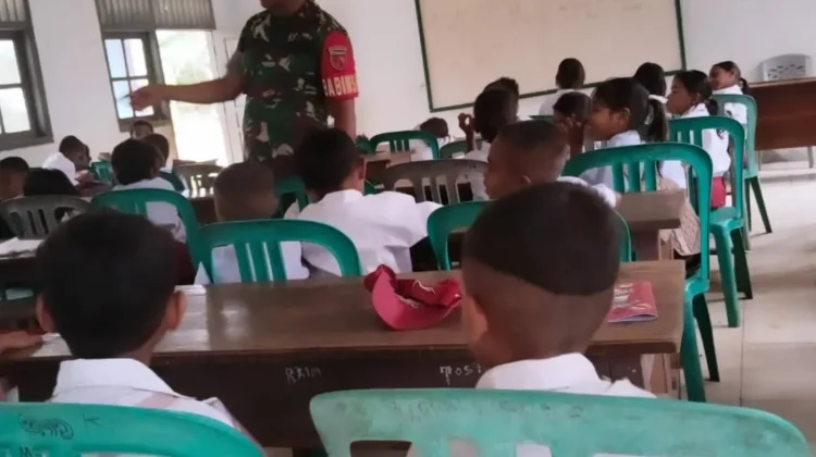 Babinsa Koramil 1503-04/Jerol Tanamkan Cinta Tanah Air kepada Siswa SD