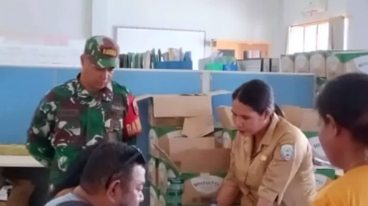 Babinsa Koramil 1503-03/Dobo Dampingi Penyaluran Bantuan Pangan di Kepulauan Aru
