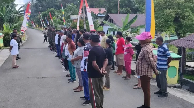 Personil Koramil 1503-02/Elat Gelar Karya Bakti Jumat Bersih Bersama Warga