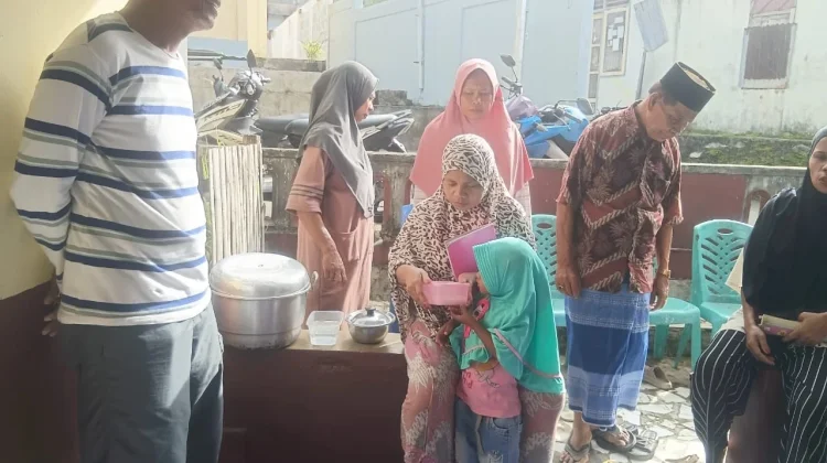 Kader Posyandu Menyediakan Pemberian Makanan Tambahan