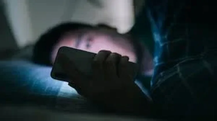 Dampak Penggunaan Gadget pada Waktu Istirahat dimalam hari