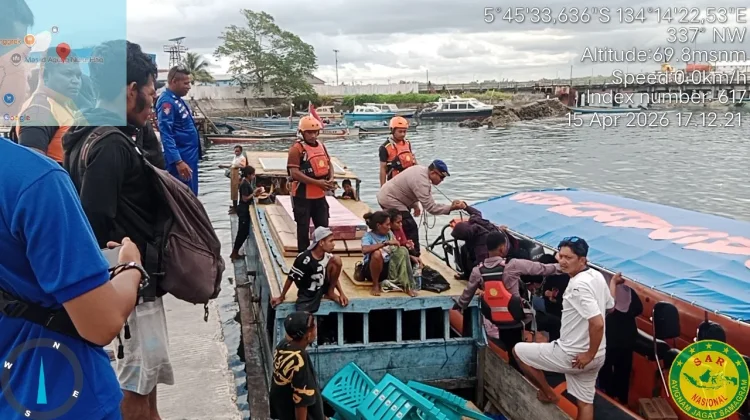 Tim SAR Gabungan Selamatkan 44 Penumpang KM Putra Crrish yang Kandas di Benjina
