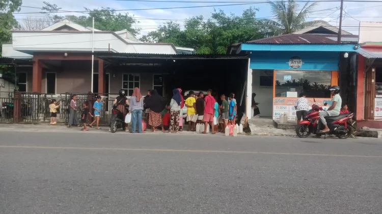 Warga Dobo Antri Minyak Tanah guna Mendapatkan Pasokan